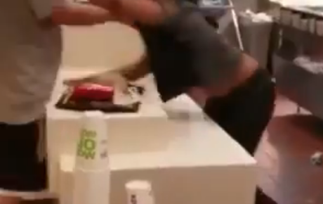 Atacó a la despachadora de comida porque se equivocó en la orden y se llevó una sorpresa (video)