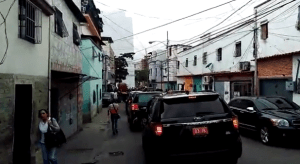 Caravana diplomática se desvía por la calle del Hospital Vargas #10Ene (video)