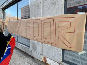 Venezolanos en Madrid empapelan la fachada del Consulado con la frase #MaduroUsurpador (Fotos)