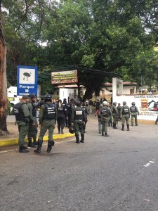 AFP: Grupo de militares venezolanos llama a desconocer a Maduro