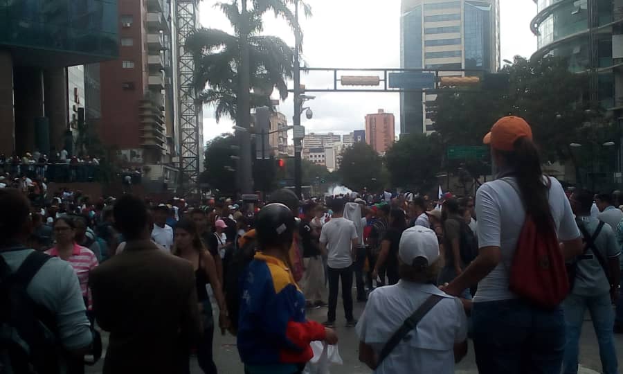 Represión deja heridos de perdigón en Chacaito #23Ene (Videos)