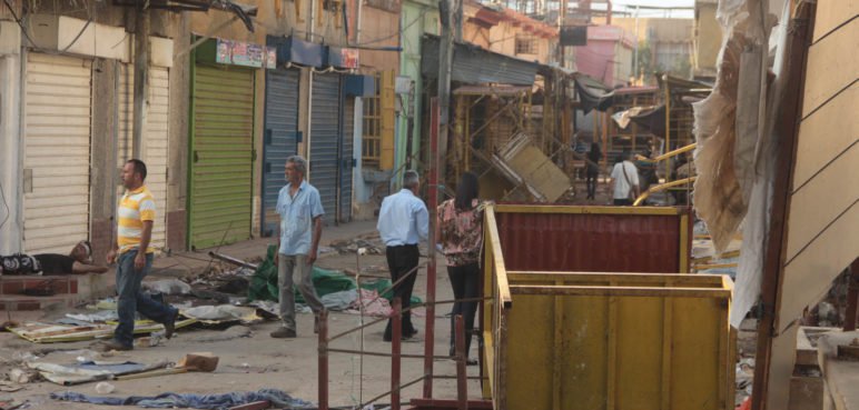 Buhoneros de Maracaibo denuncian extorsión en dólares para frenar demolición de tarantines