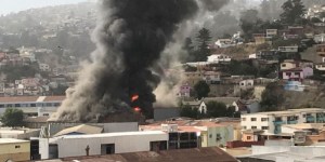 Incendio afecta a edificio en pleno centro de Valparaíso en Chile tras sismo (video)