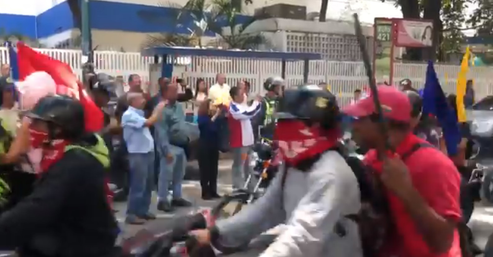 VIDEO: Colectivos chavistas acosaron a manifestantes en el JM de Los Ríos