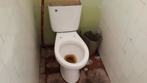 De la mano con Venezuela: Baños de escuelas públicas en Cuba sin agua, sucios y rotos