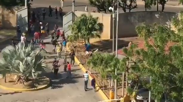 Manifestantes en el mercado Las Pulgas ingresan en las instalaciones de Pdvsa (videos)