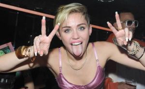 ¡Nada la detiene! Miley Curys protestó en redes sociales mostrando sus “toronjas”
