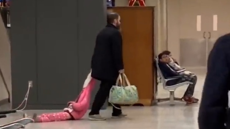 Hombre arrastra a su hija por un aeropuerto en EEUU (Video)