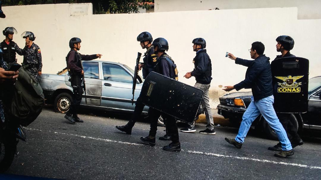 Un reportero herido y otro detenido mientras cubrían protesta en Cotiza