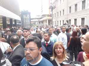 Venezolanos respaldan a la AN, a las afueras del Palacio Federal Legislativo (Fotos y video)