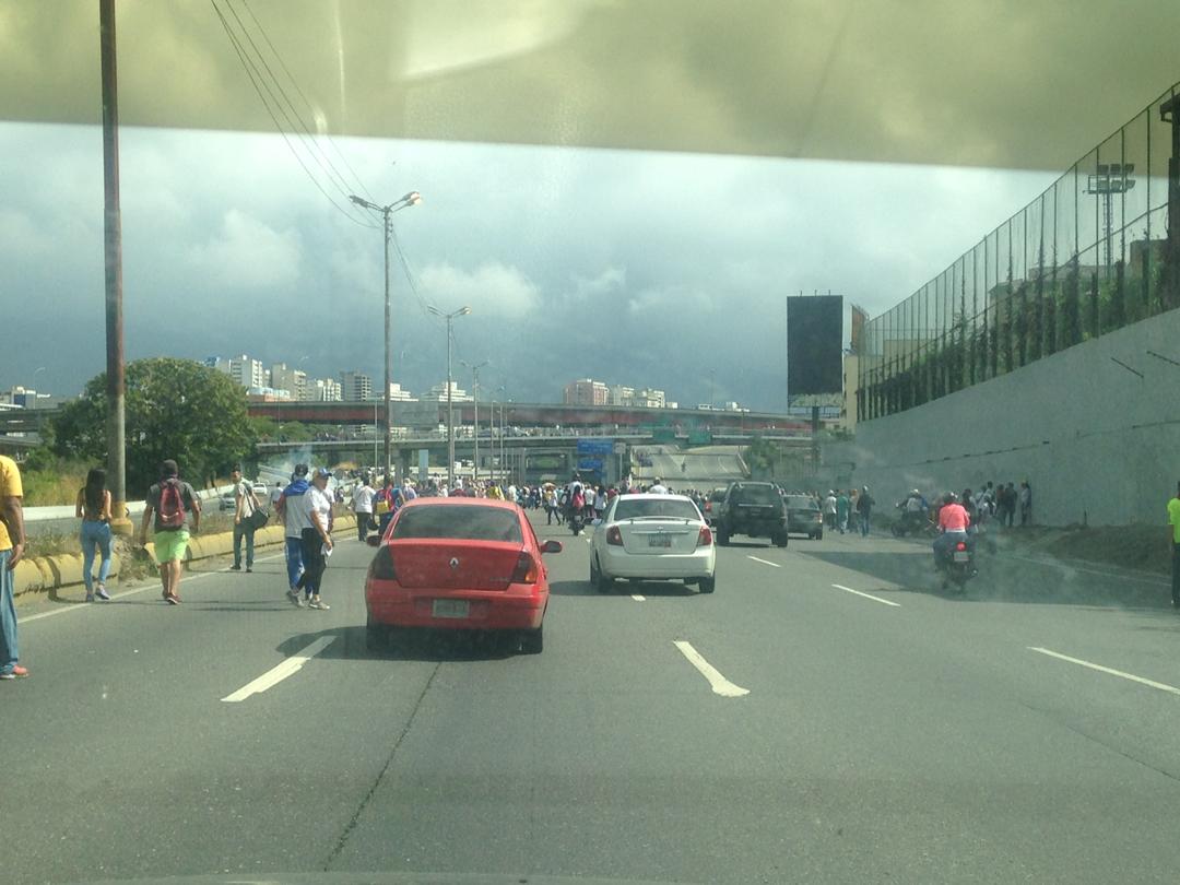 FOTOS: Venezolanos caminan por la Francisco Fajardo hacia concentración #23Ene