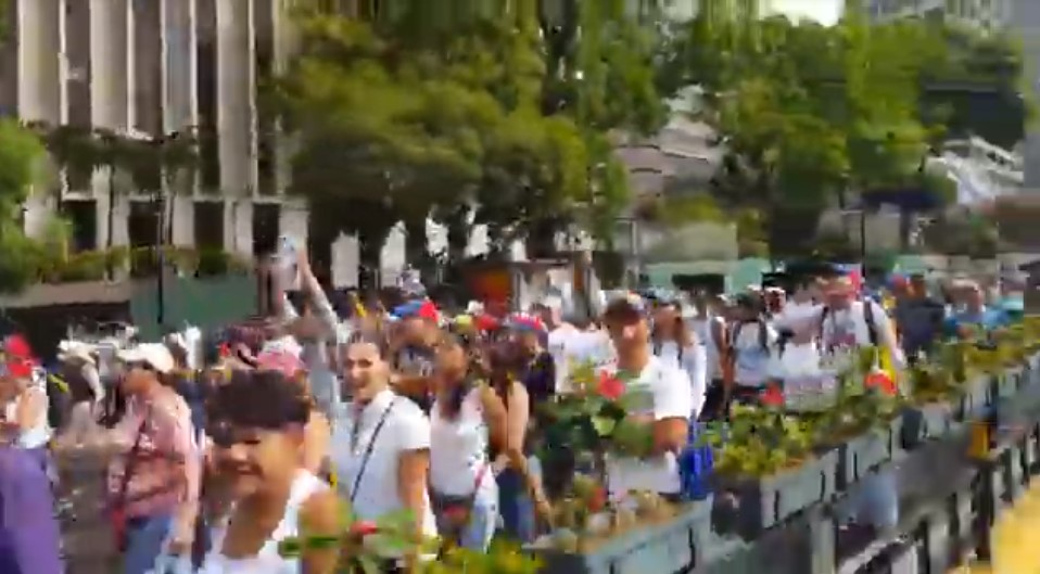 EN VIDEO: Cientos de caraqueños se movilizan por la avenida Francisco de Miranda hacia la plaza Juan Pablo II #23Ene