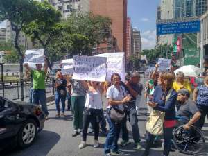 Vecinos de La Candelaria protestan por tener 11 días sin luz y que Corpoelec les obliga a costear reparaciones