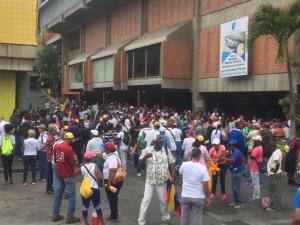9:00 am: Venezolanos se concentran en el Unicentro El Marqués #23Ene (FOTOS)