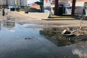 Entre huecos y aguas estancadas: Así están las calles de Santa Lucía en Maracaibo (Fotos)