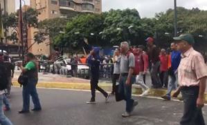 NO ES CHISTE: 30 chavistas llamando “gusanos” a millones de venezolanos desde la plaza José Martí (VIDEO)