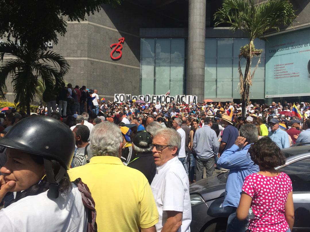 Venezolanos llenaron la avenida Francisco de Miranda para participar en el #CabildoAbierto (FOTOS Y VIDEO)