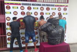 Los cinco detenidos por destruir estatua de Chávez irán a la cárcel de El Dorado