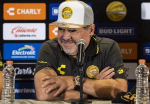 ¡Ay papá! Representante de Maradona pide que le den “cariño y amor” al exfutbolista