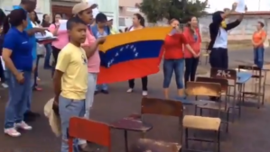 Docentes en El Tigre protestan con pupitres en la calle por salarios justos #25Ene (Video)