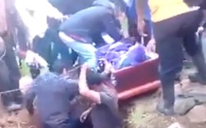 Se les cayó el difunto: Tropiezo de sepulturero dejó expuesto el cadáver de una persona frente a sus familiares (Video)