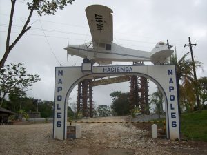 Desmontan el arco principal de la Hacienda Nápoles junto a la avioneta narco de Pablo Escobar