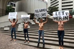 Mujeres en toples se manifiestan en Australia en apoyo a joven saudita