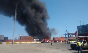 Incendio en el puerto de La Guaira es atendido por los bomberos de Vargas este #27Ene (Fotos)