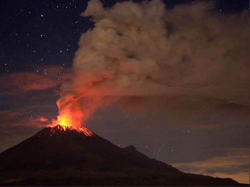 En Imagenes: Intensa erupción del volcán Popocatépetl ilumina la noche en México