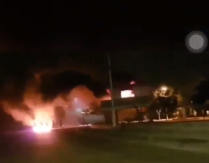Atroz incendio en módulo policial de Puerto Cabello en medio de protestas (Video)