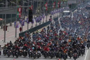 Una caravana de motorizados recorre Caracas en apoyo a la usurpación de poder de Maduro #10Ene (videos)
