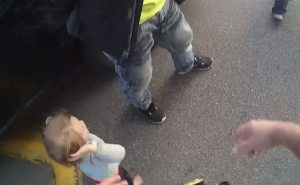 Imagen viral: Niña se entrega con las manos en alto mientras detienen a su padre en EEUU