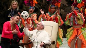 ¡Al ritmo de la salsa! El papa Francisco festeja en el Vaticano con miembros del Circo Nacional de Cuba (VIDEO)