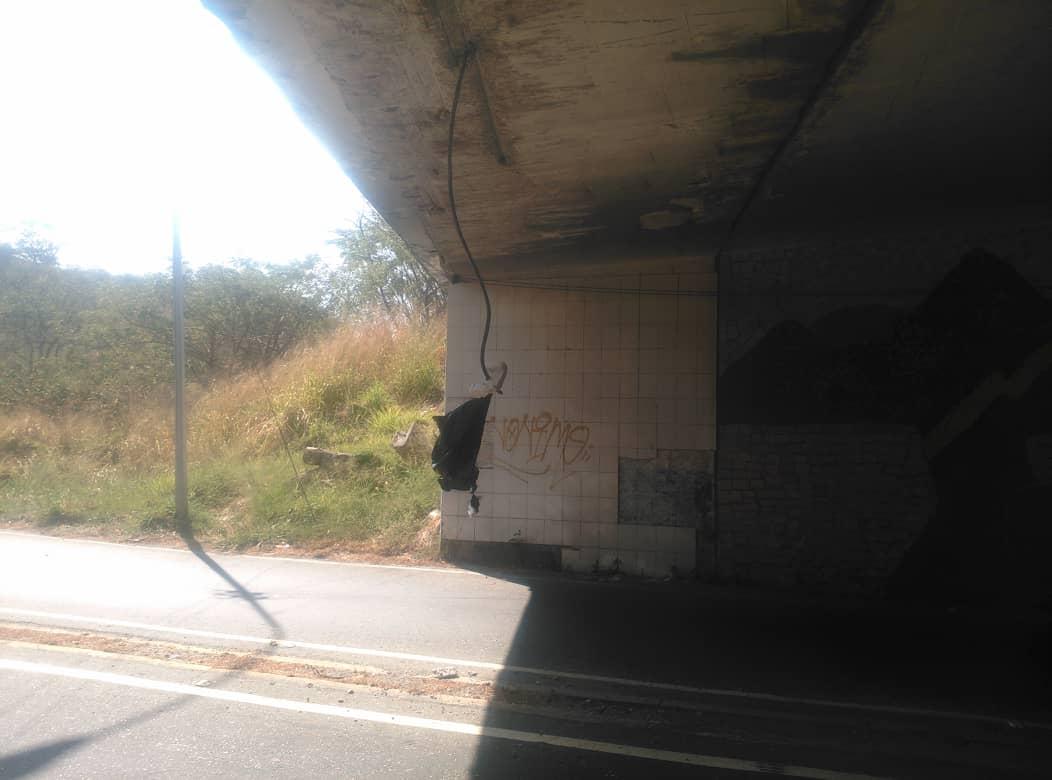 ¡Peligro! Una cabilla cuelga en el túnel de La Victoria (FOTOS)