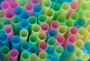 Nestlé elimina los pitillos de plástico en sus productos
