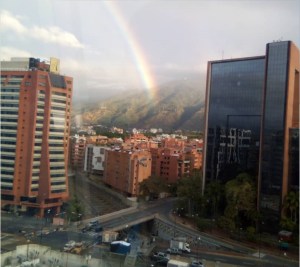 El arcoíris en la plaza Juan Pablo II, punto final de la concentración #23Ene (FOTO)