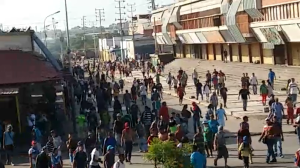 Mientras Maduro habla en televisión, la GNB arremete contra la protesta en el mercado Las Pulgas #9Ene (videos)