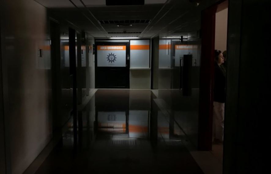 EN VIDEO: Pacientes y personal del Hospital Universitario desalojaron entre la oscuridad y la negligencia rojita