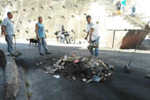El día después: Vecinos de Cotiza recogen escombros tras las fuertes protestas #22Ene (Fotos y Videos)