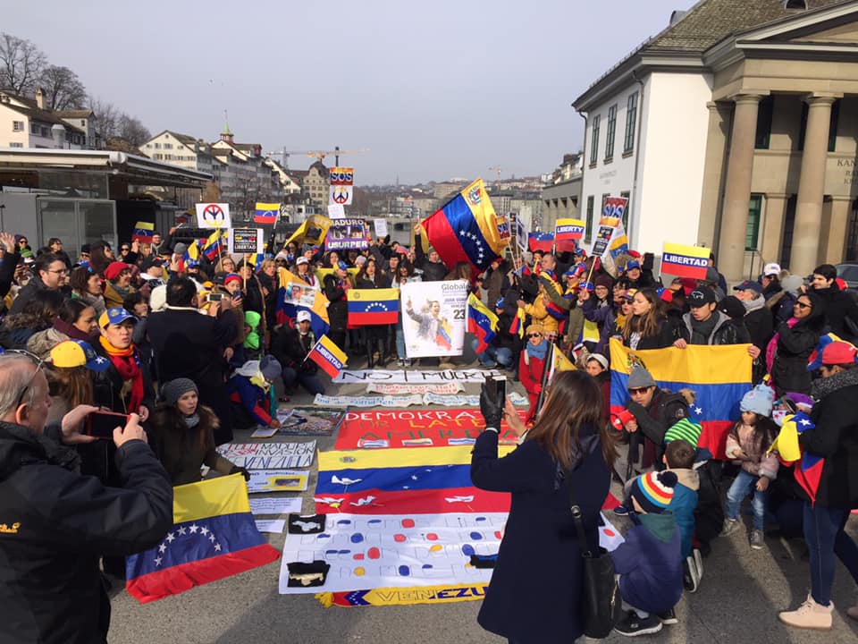 FOTOS: Venezolanos en Suiza se concentran en apoyo a Juan Guaidó #23Ene