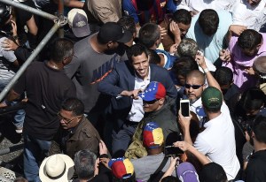 Guaidó pide a soldados venezolanos expulsar al ELN de frontera con Colombia