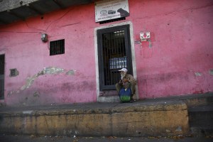 La economía venezolana se hunde día tras día llevando a la población a la miseria