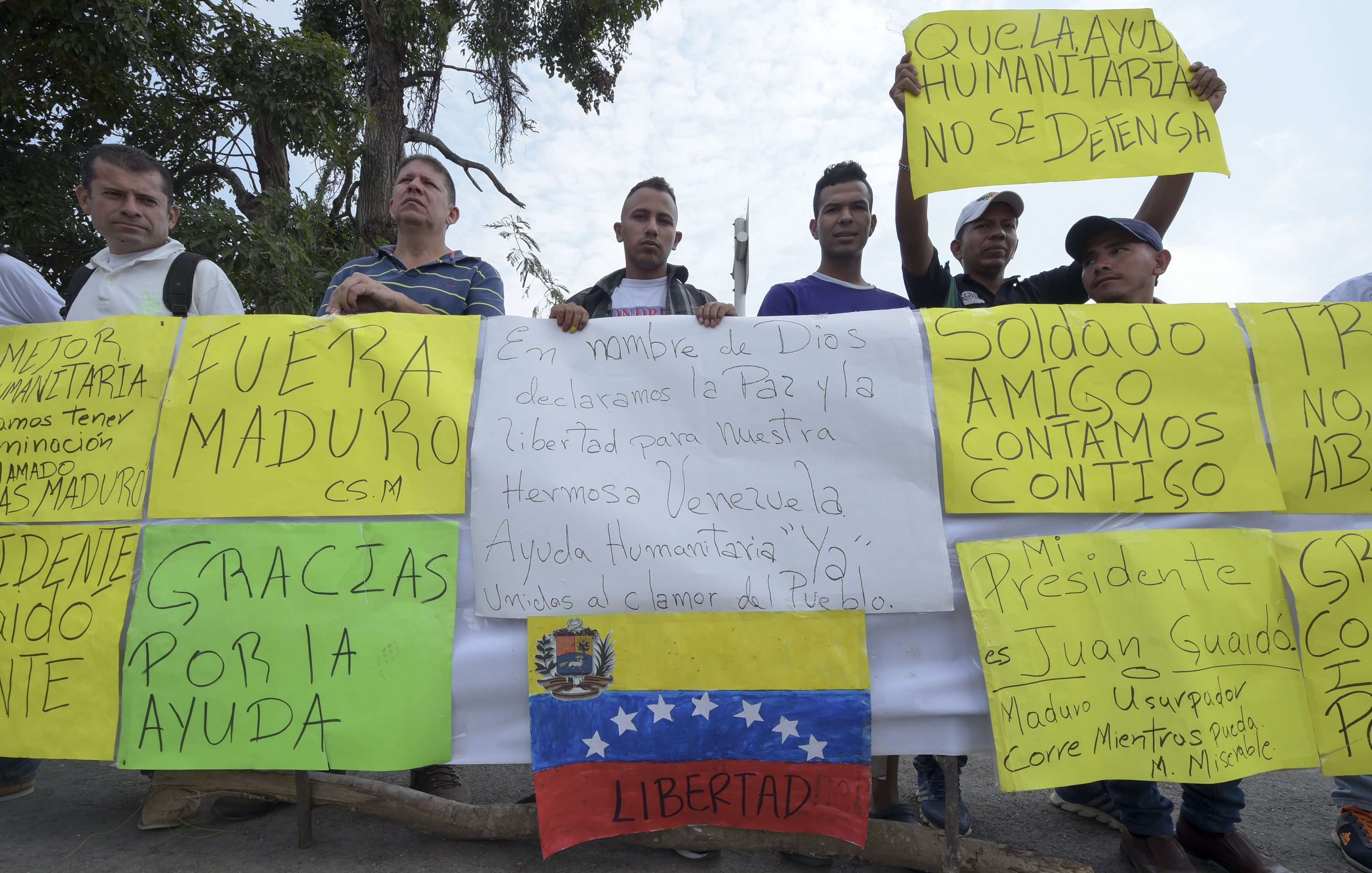 “Contamos contigo”: Venezolanos piden a militares abrir paso para la ayuda humanitaria desde Colombia