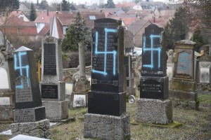 Macron promete “acciones” tras profanación de tumbas judías en Francia