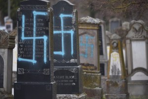Con símbolos y frases nazis, profanaron 80 tumbas en cementerio judío en Francia (FOTOS)