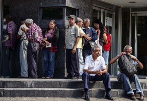 Una hora de cola por dos dólares, la lucha por el escaso efectivo en Venezuela