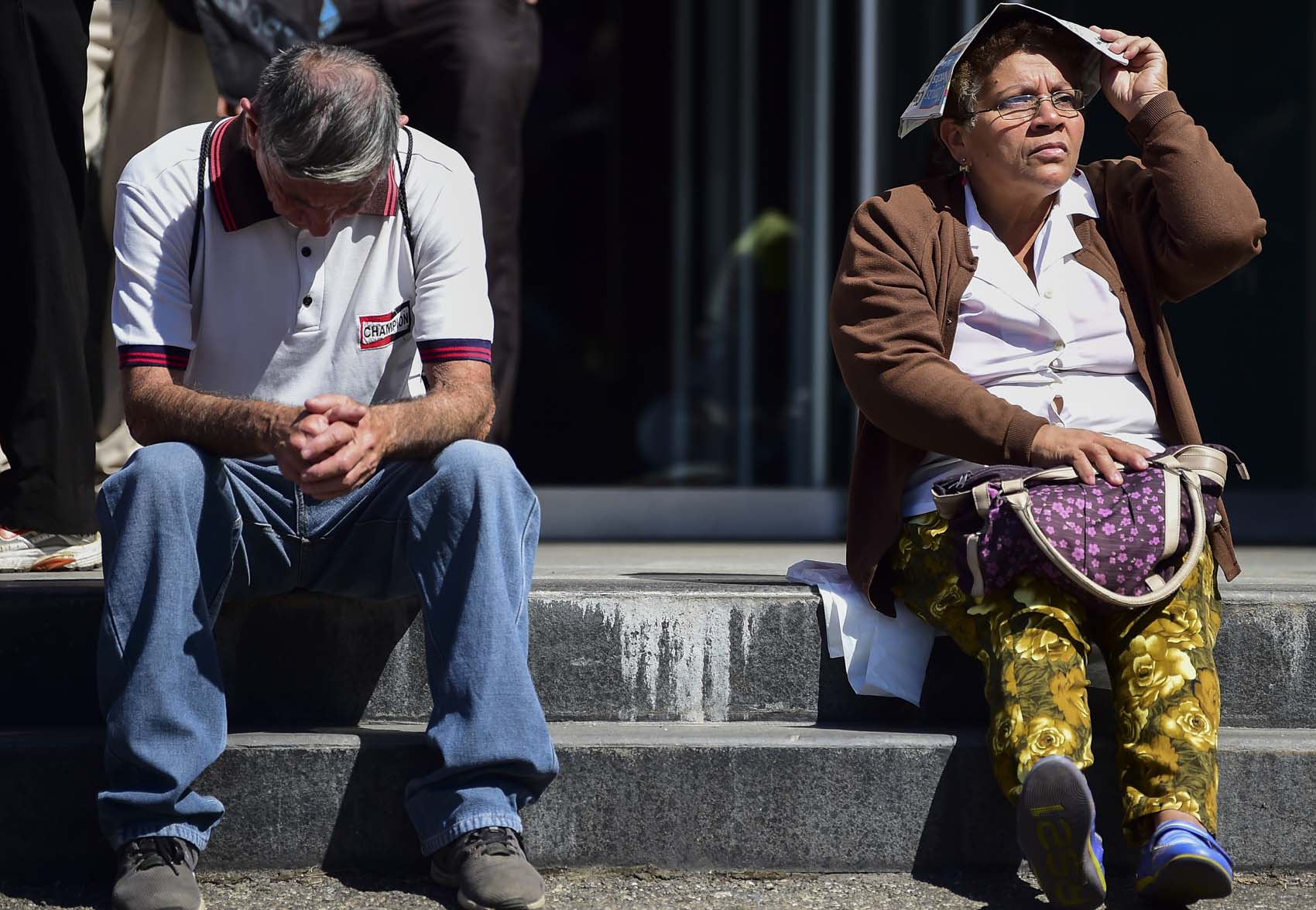 Aún no llega y cada vez más devaluado, el bono prometido por Maduro para los jubilados