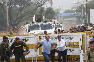 Los dos militares que pasaron hacia Colombia con las tanquetas: Si Maduro no quiere irse por las buenas, lo sacaremos
