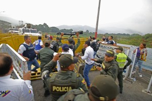 Migración Colombia dice que 13 militares y policías venezolanos huyeron este sábado de la dictadura de Maduro  #23Feb