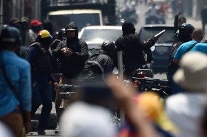 EN FOTOS: Paramilitares de Maduro disparan a manifestantes pacíficos en San Antonio del Táchira